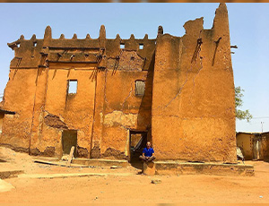 LES VESTIGES DE LA MAISON DE SAMORY TOURE